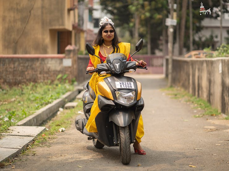 stylish haldi poses for brides