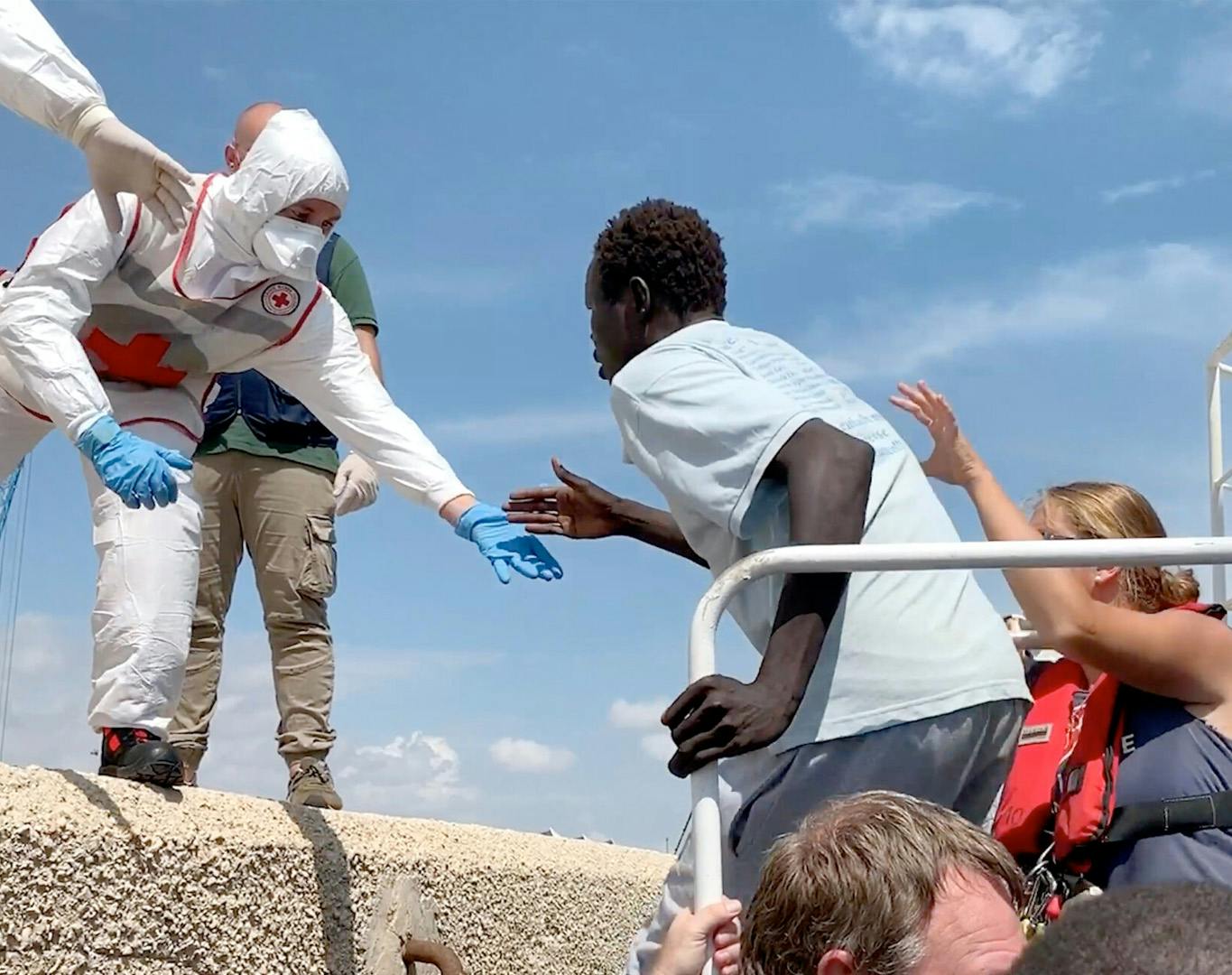 Einhundertvier Filmleute aus dem Meer gerettet