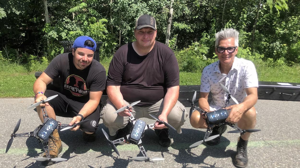 Serge Péloquin et ses compatriotes avec des drones