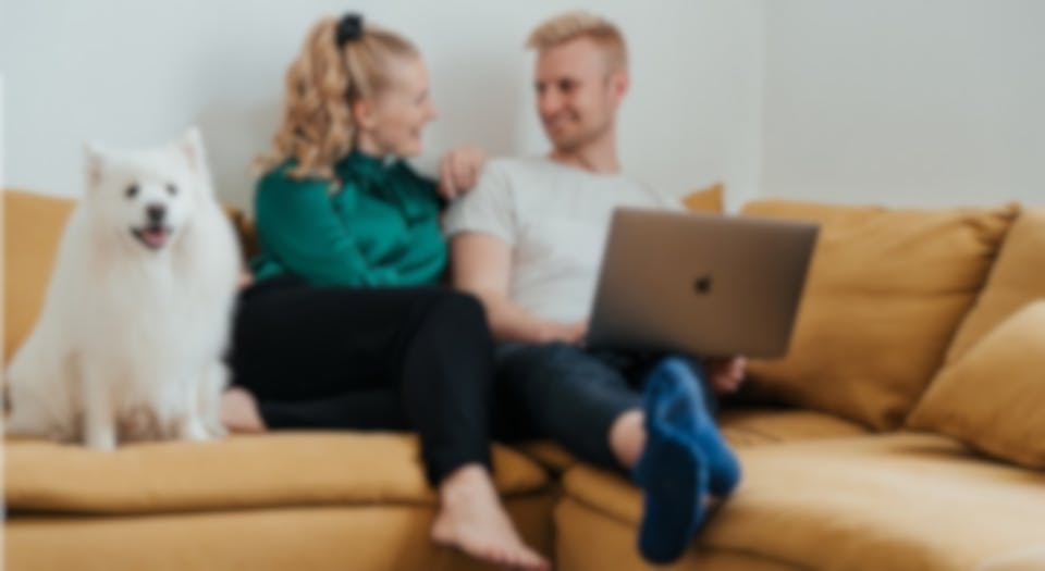 Pariskunta vertailee käyttölainoja