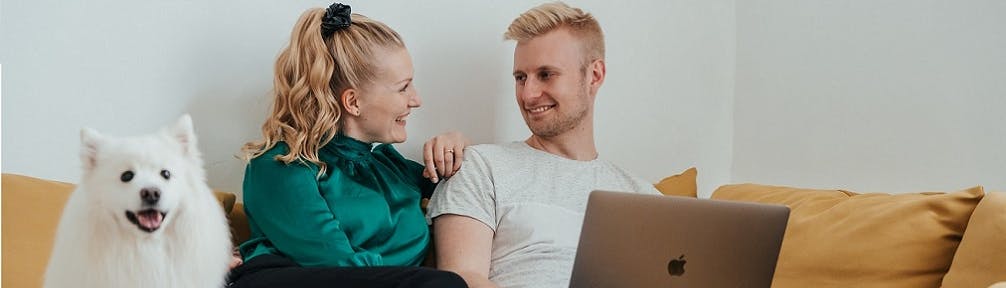 Pariskunta vertailee käyttölainoja