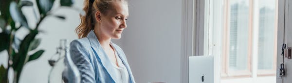 Nainen vertailee yhdistelylainoja