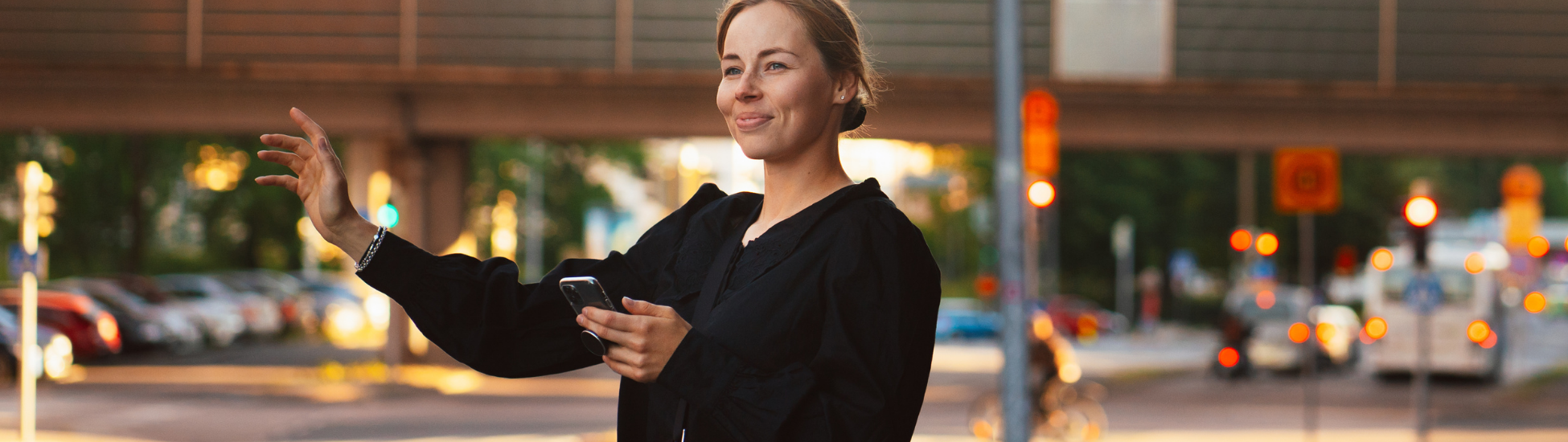 Nainen odottaa bussia