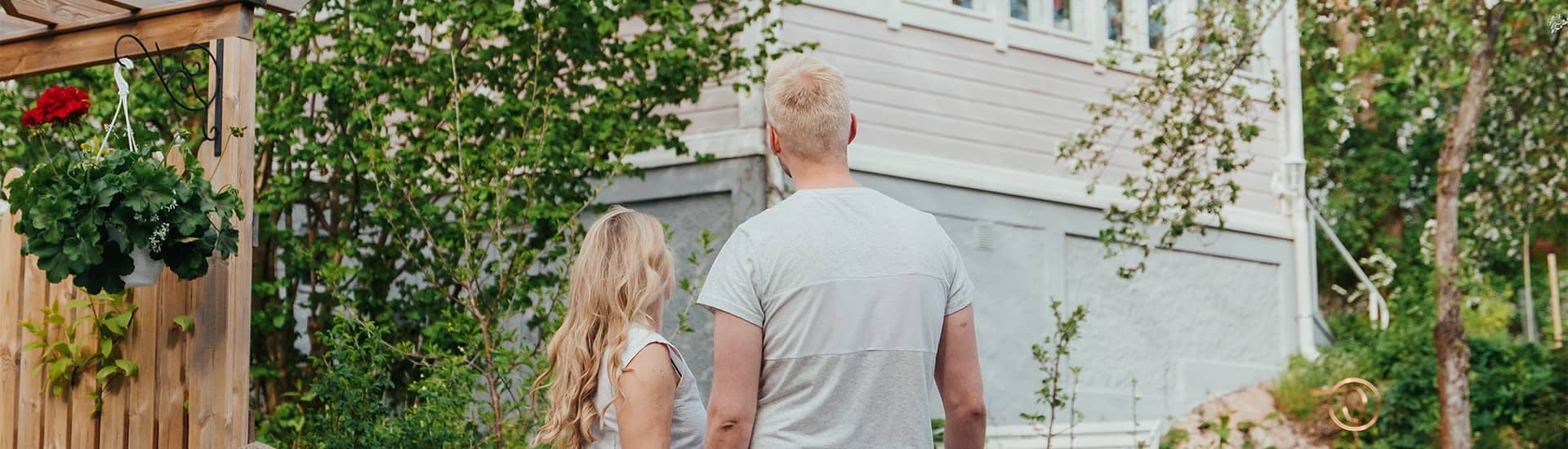 Pariskunta talon edessä