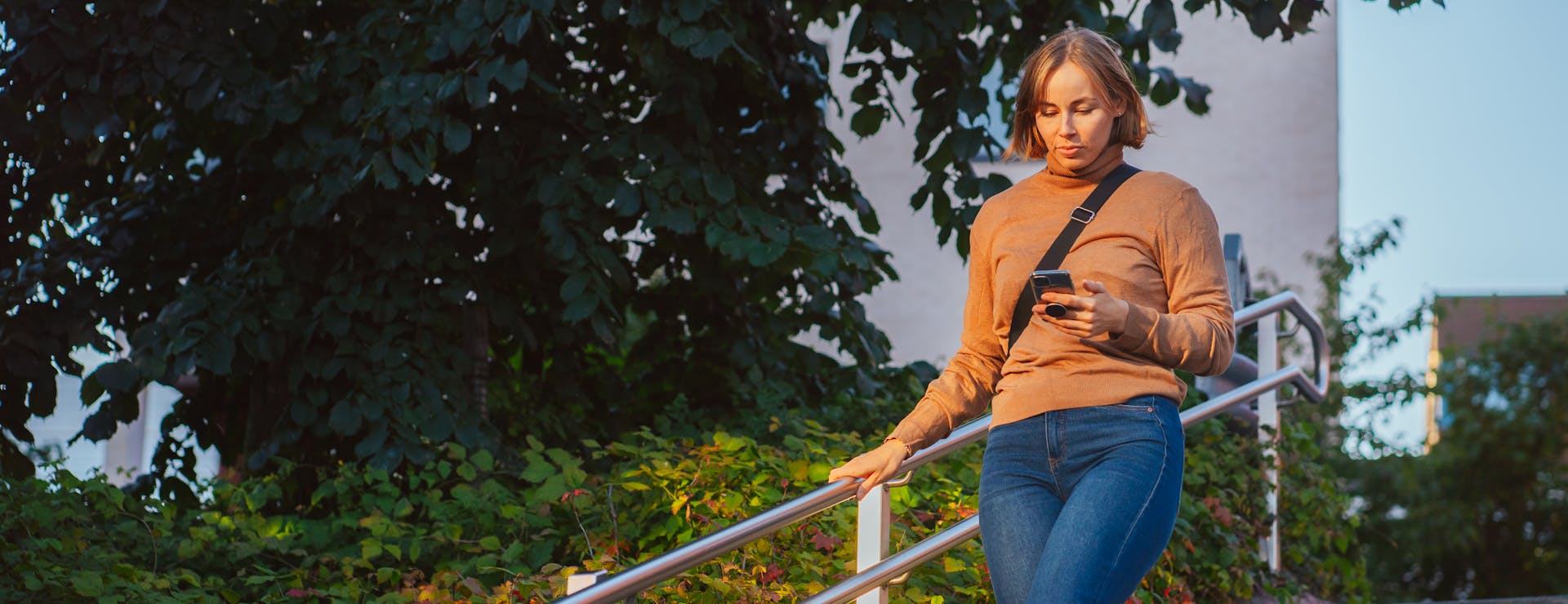 Nainen katsoo puhelinta