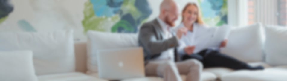 Nainen ja mies sohvalla