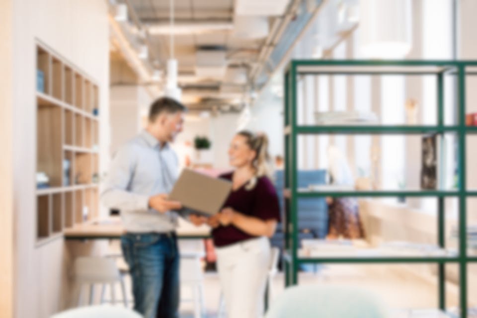 Yrityksen työntekijät keskustelevat laskurahoituksesta