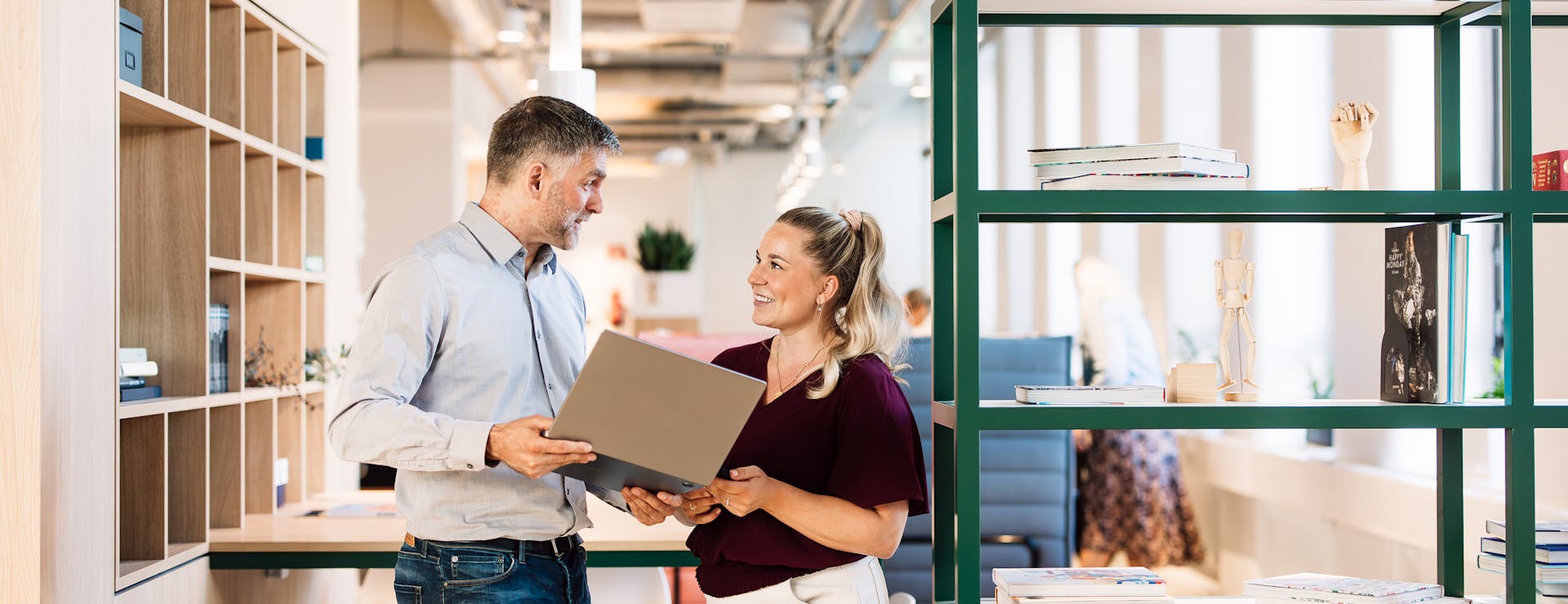 Yrityksen työntekijät keskustelevat laskurahoituksesta