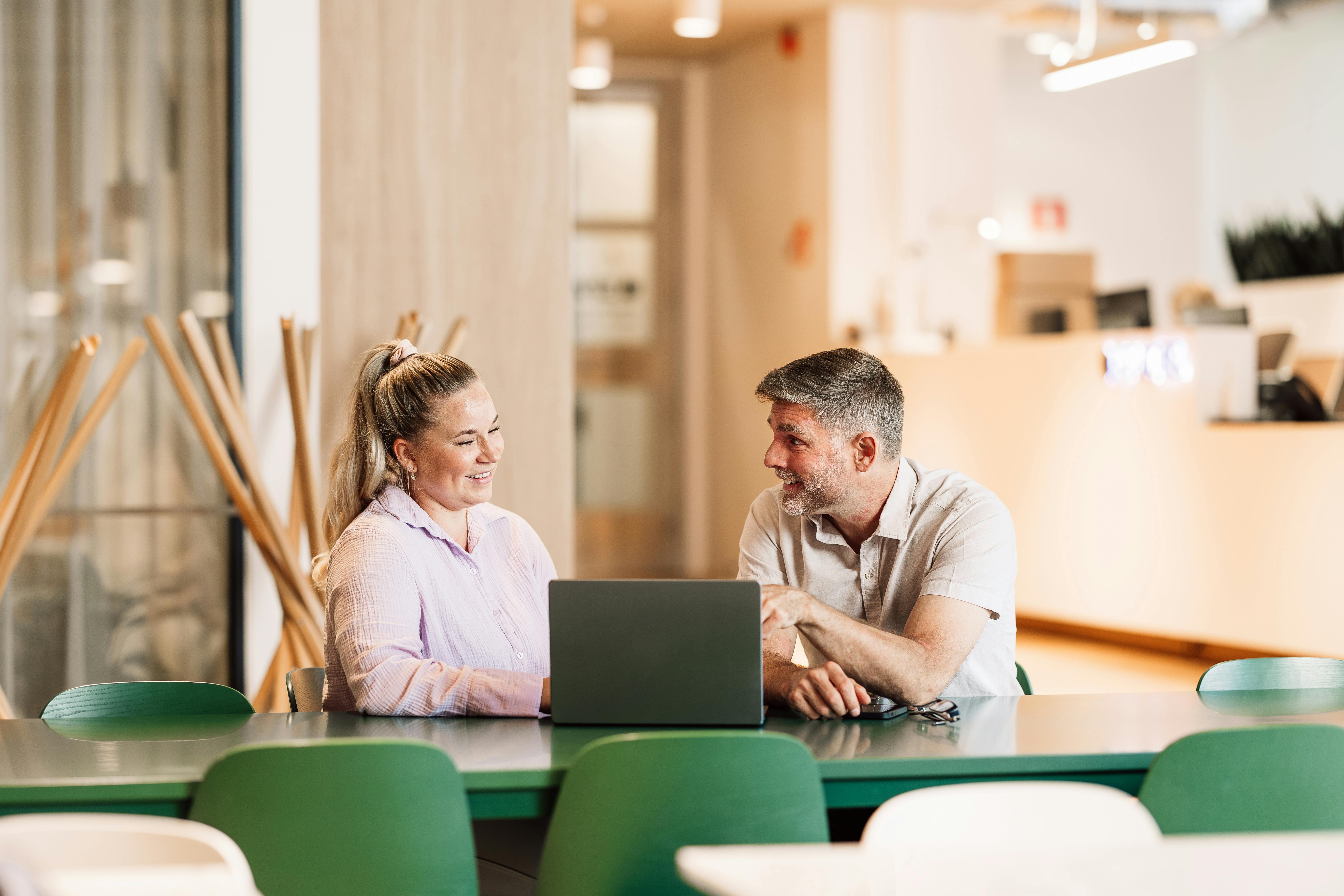 Yrityksen työntekijät keskustelevat rahoituksesta