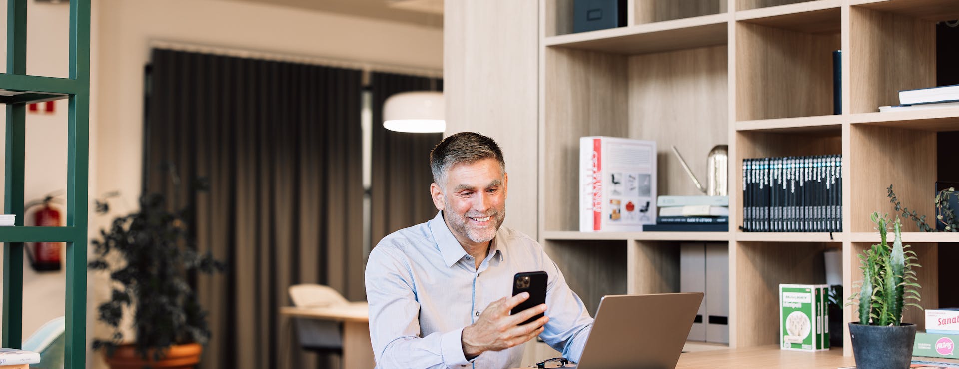 un barbat care verifica valoarea ircc de azi