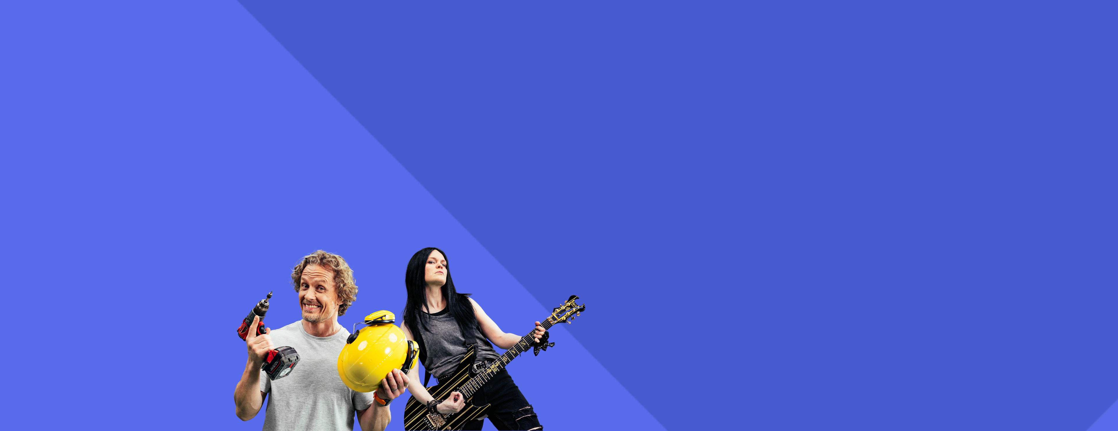Mies poran ja kypärän kanssa sekä nainen joka pitelee kitaraa.