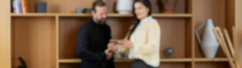 Mies ja nainen toimistossa