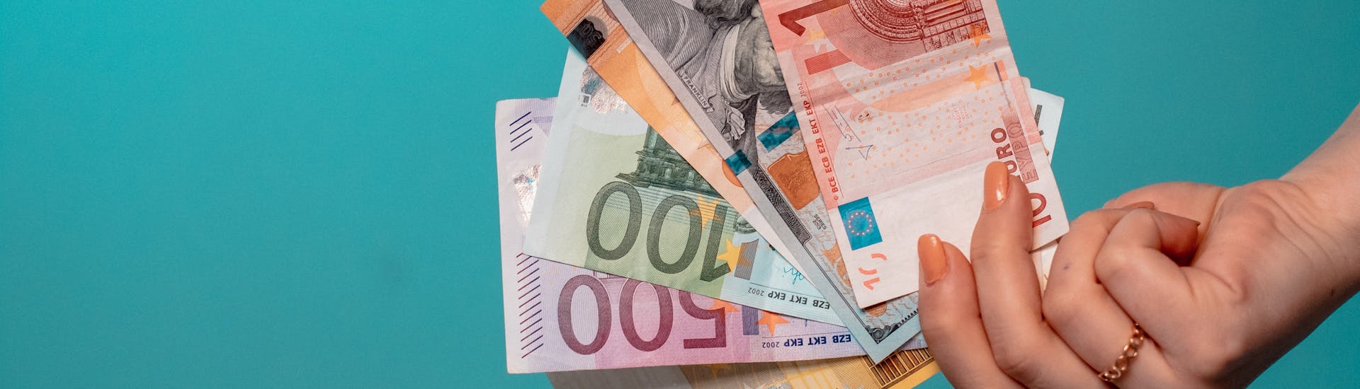 digital nomad finances