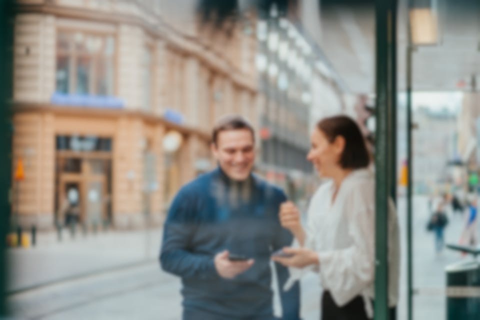 Mies ja nainen pysäkillä