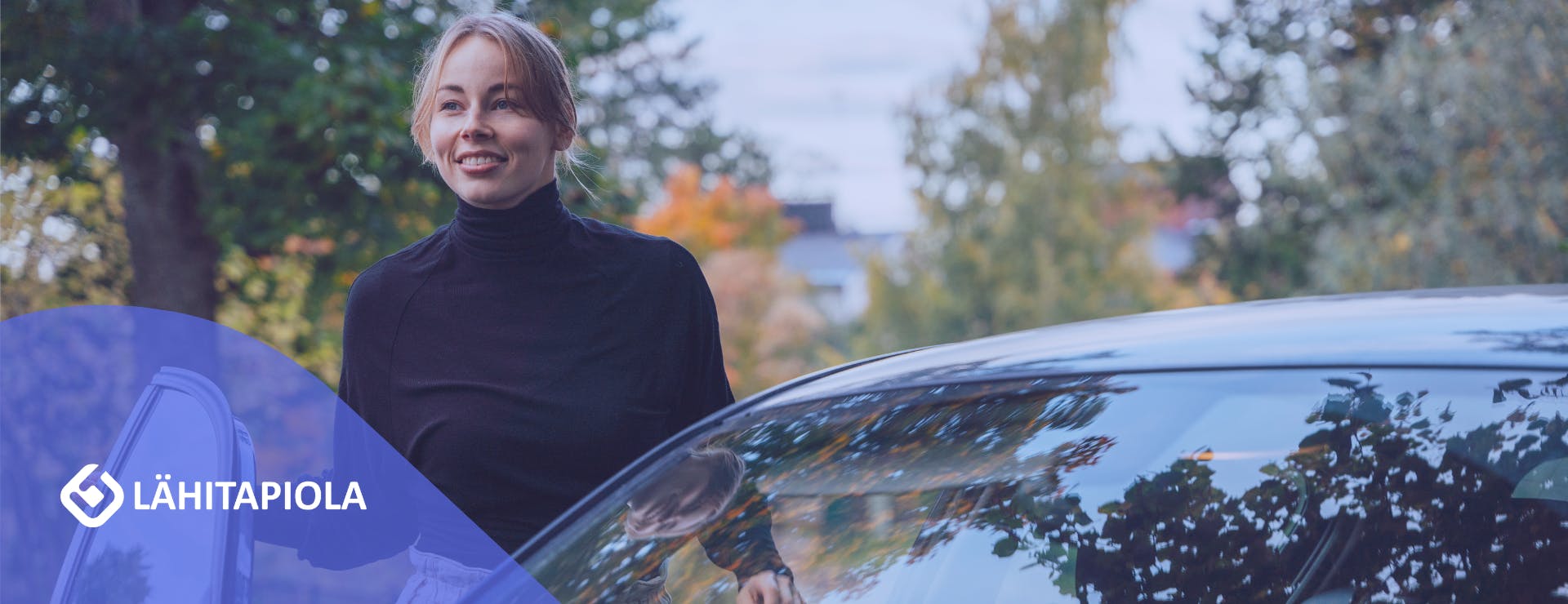 Nainen nousemassa autosta