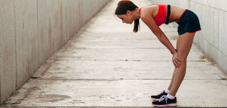 Pessoa sentindo fadiga muscular