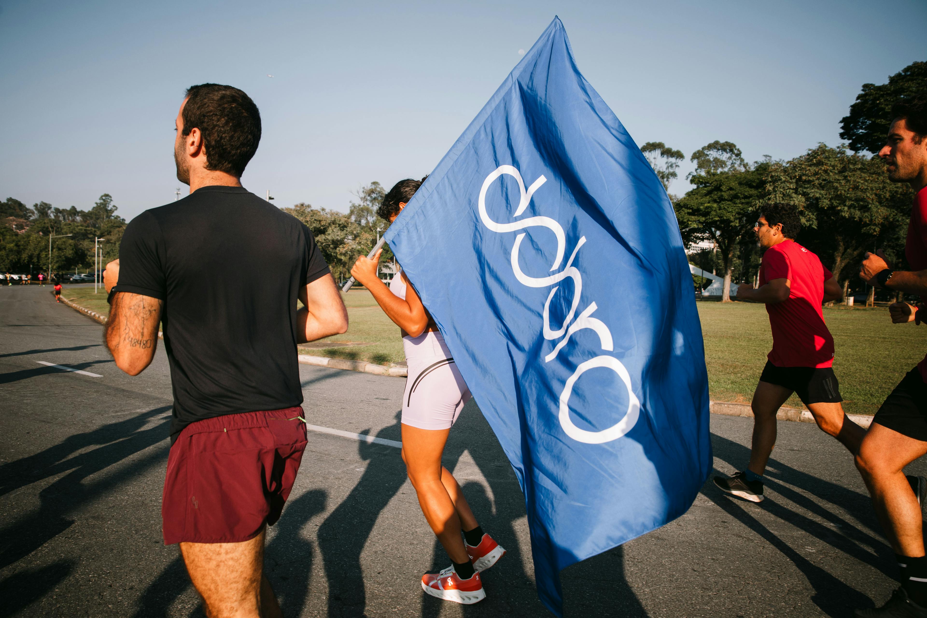 Atleta Dobro segurando bandeira 