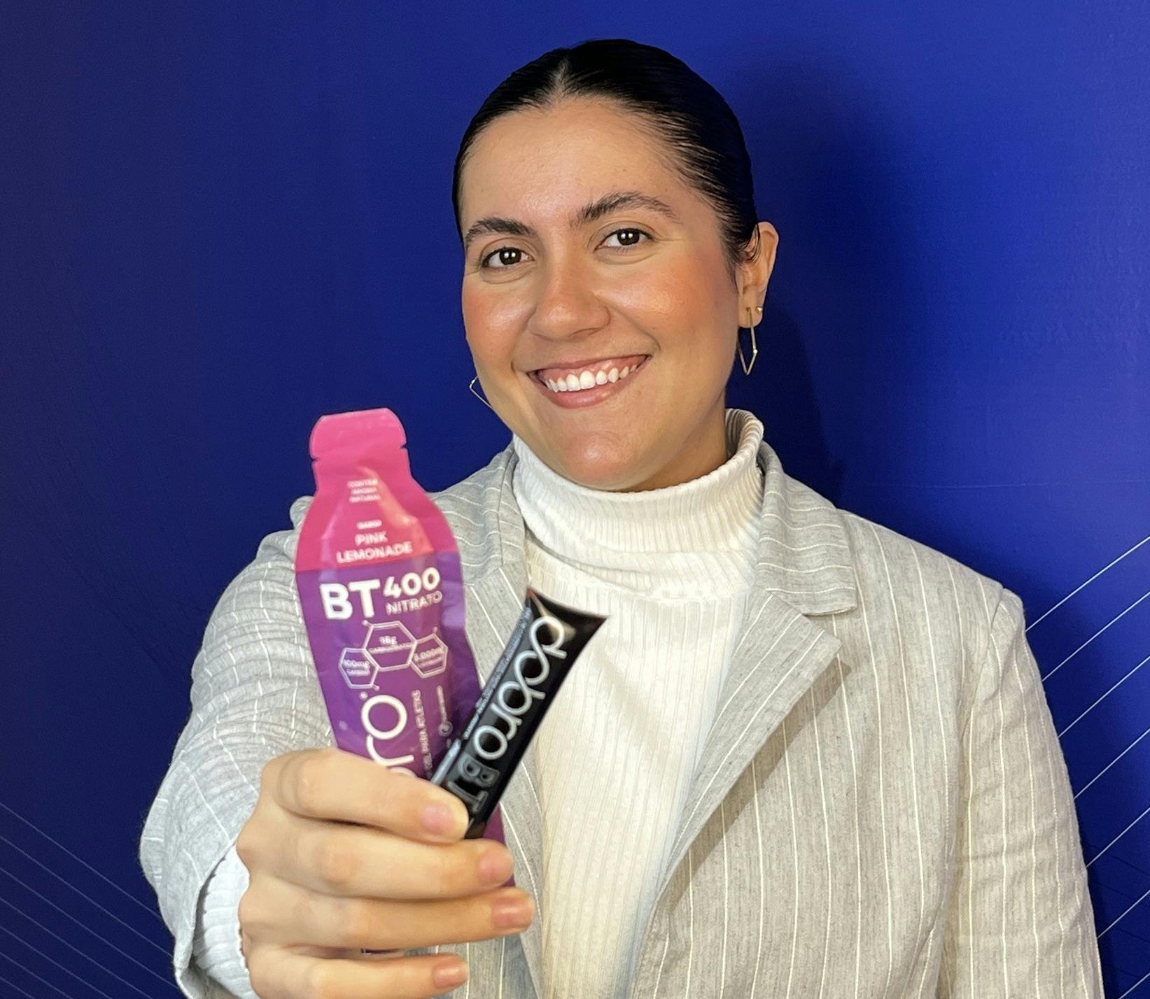 Nutricionista Marlene Manini parceira Dobro segurando os géis