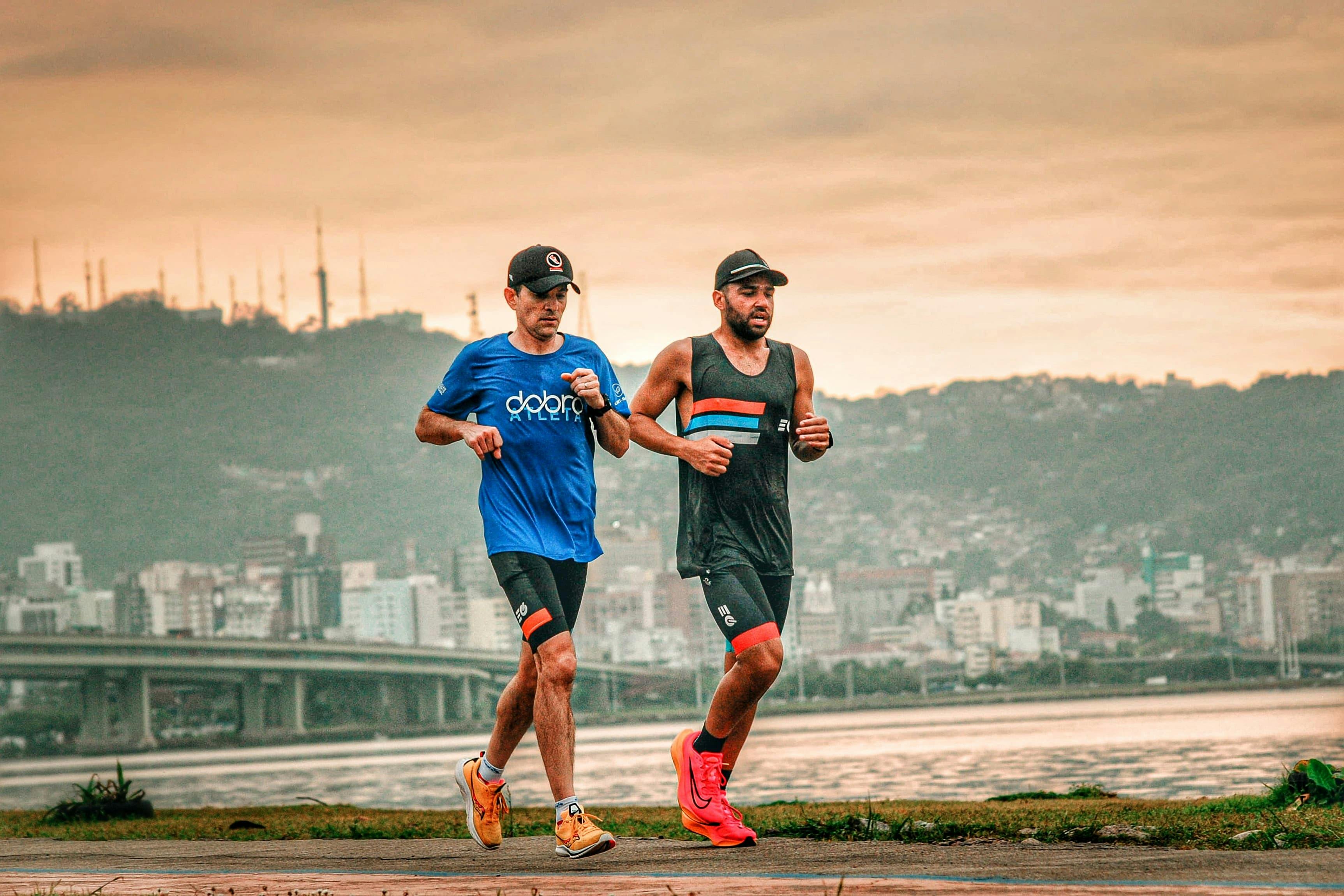 Homens praticando exercício físico