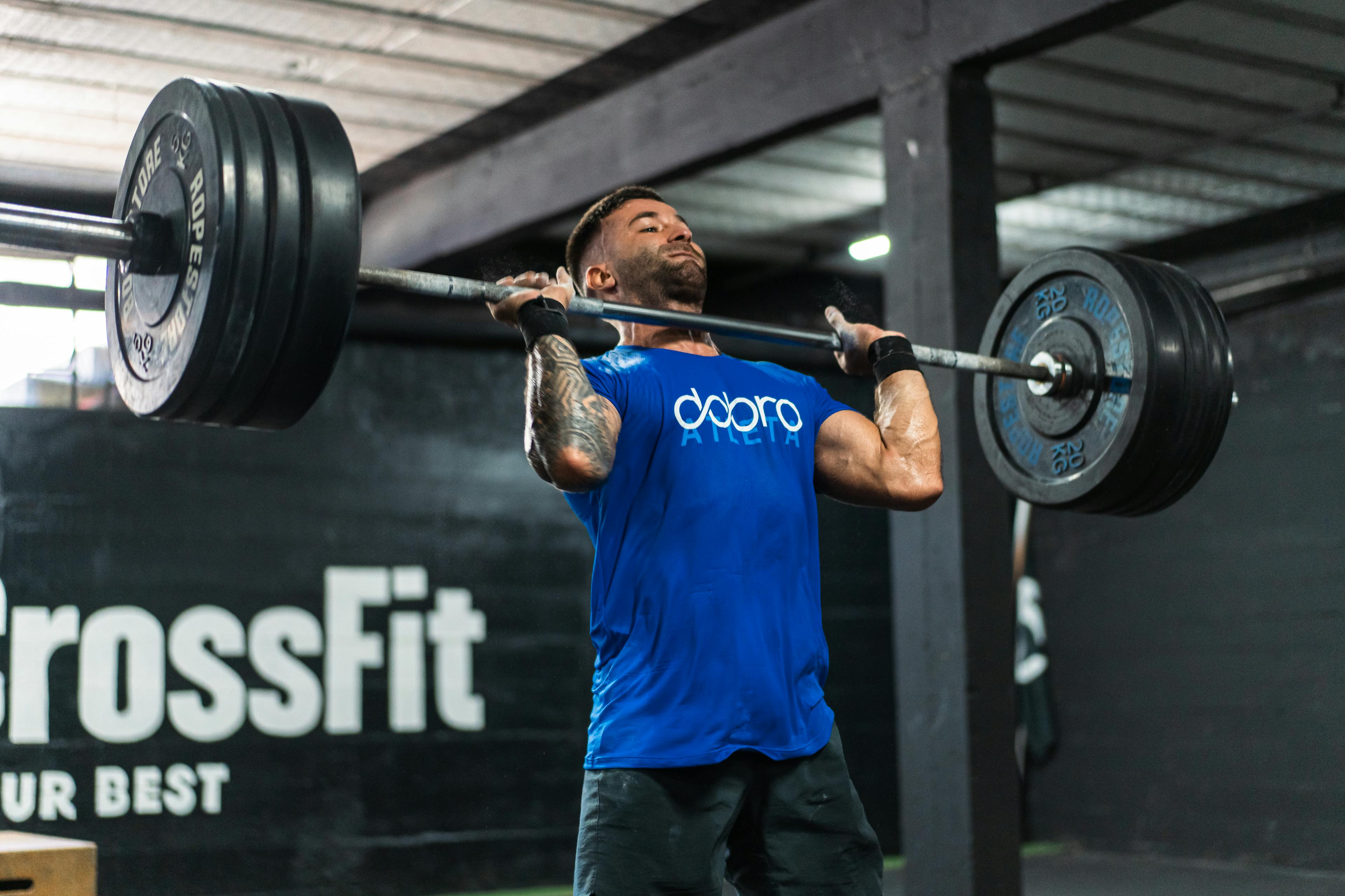 Homem praticando crossfit