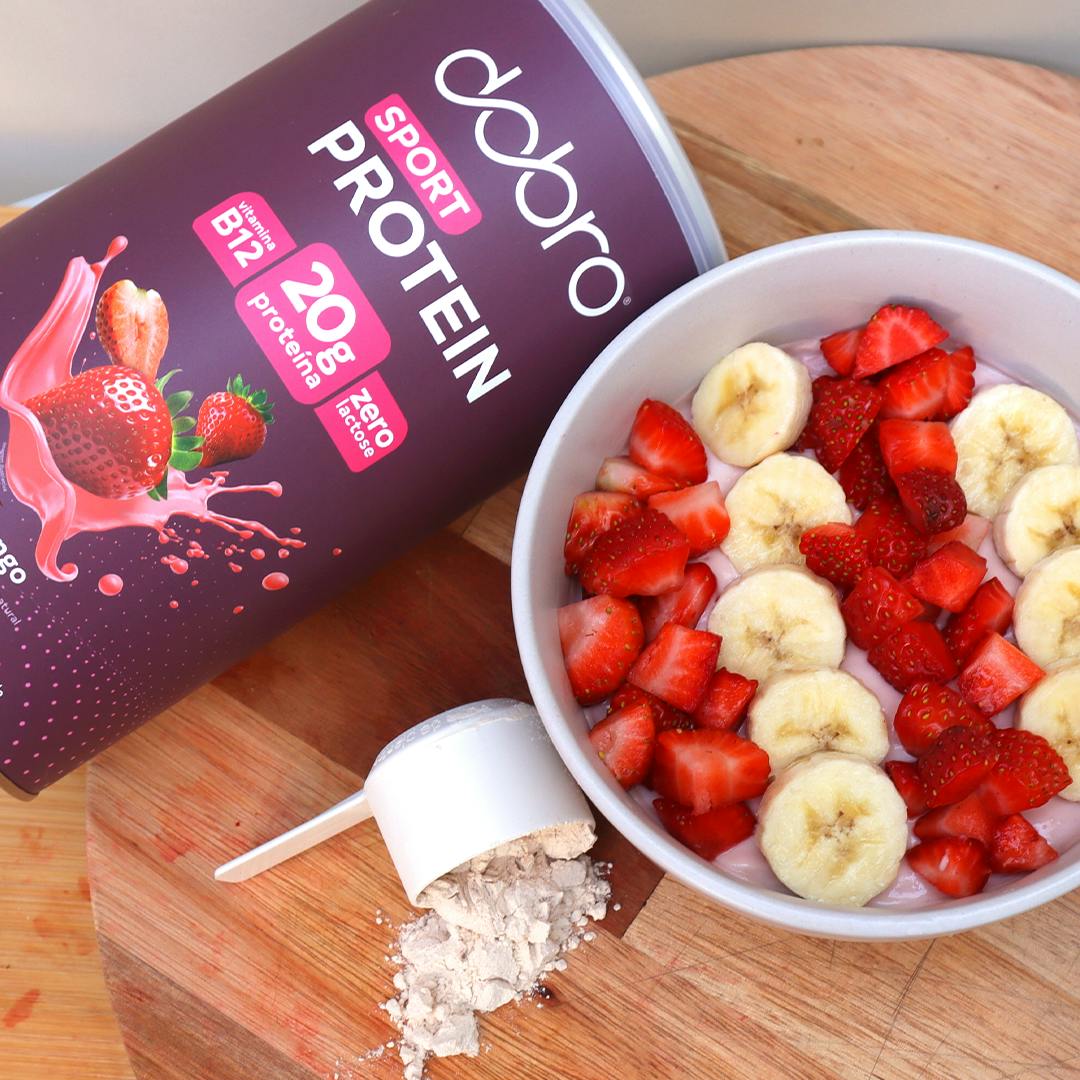 Proteína vegetal Dobro com bowl proteico de morango com frutas