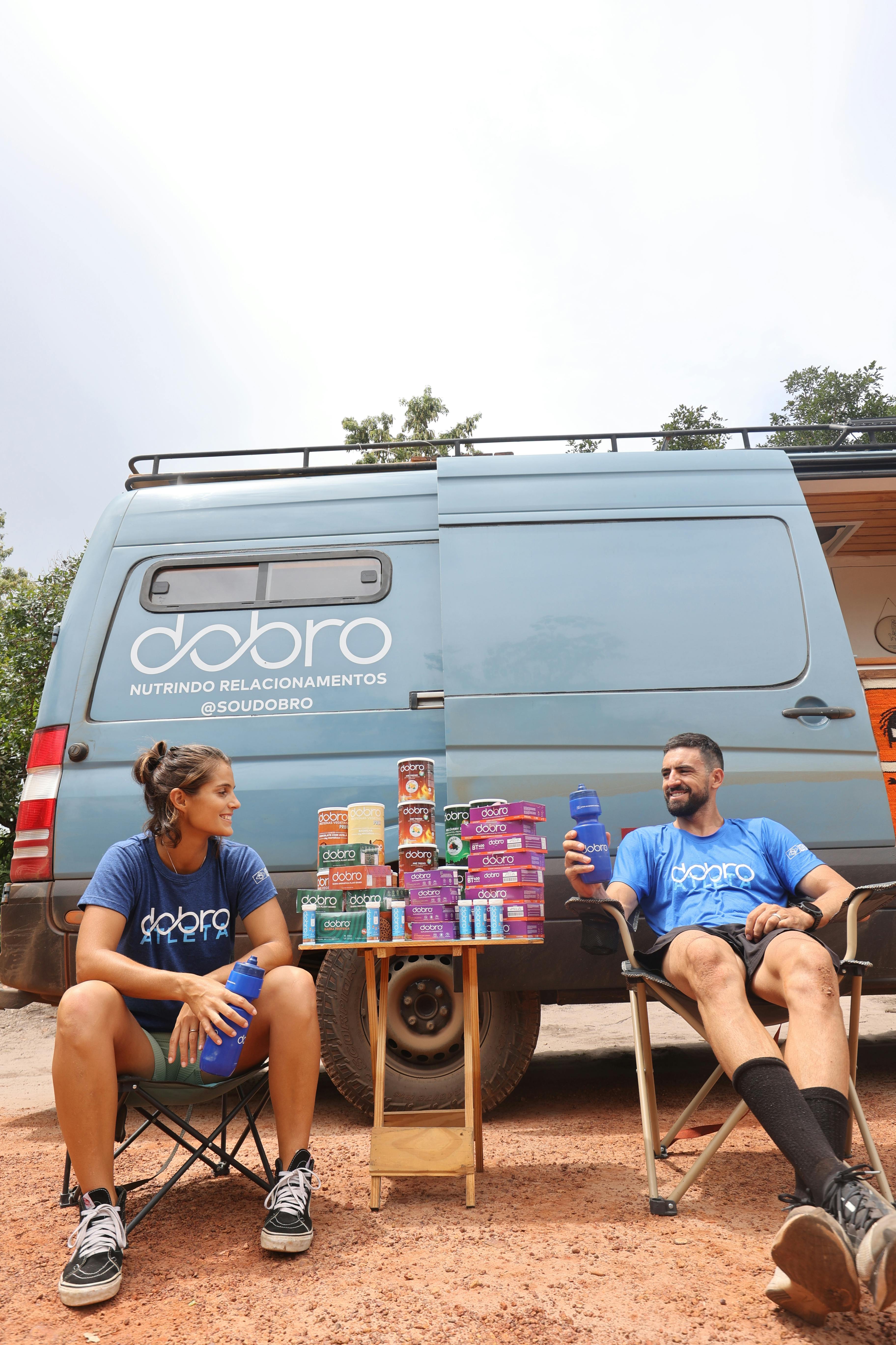 Produtos dobro em trailer com parceiros