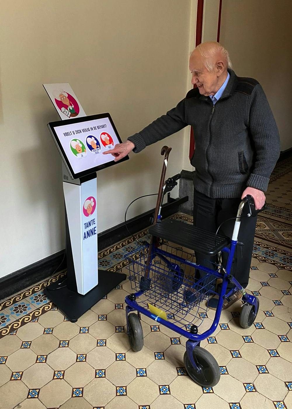 Een bewoner beantwoordt een vraag via de zuil met scherm (Tante Anne, 2019)..