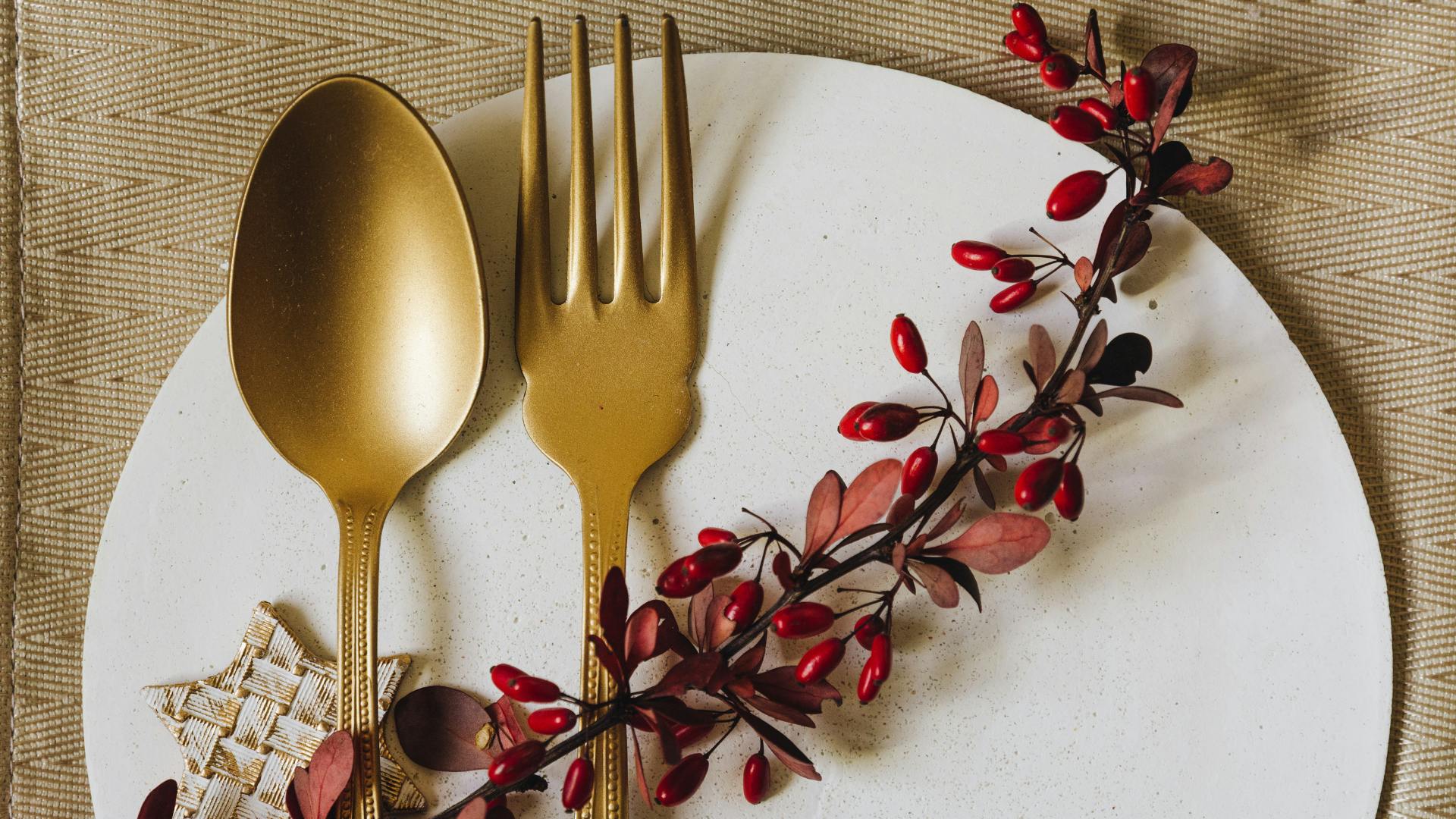 Piatto con posate in decorazione natalizia