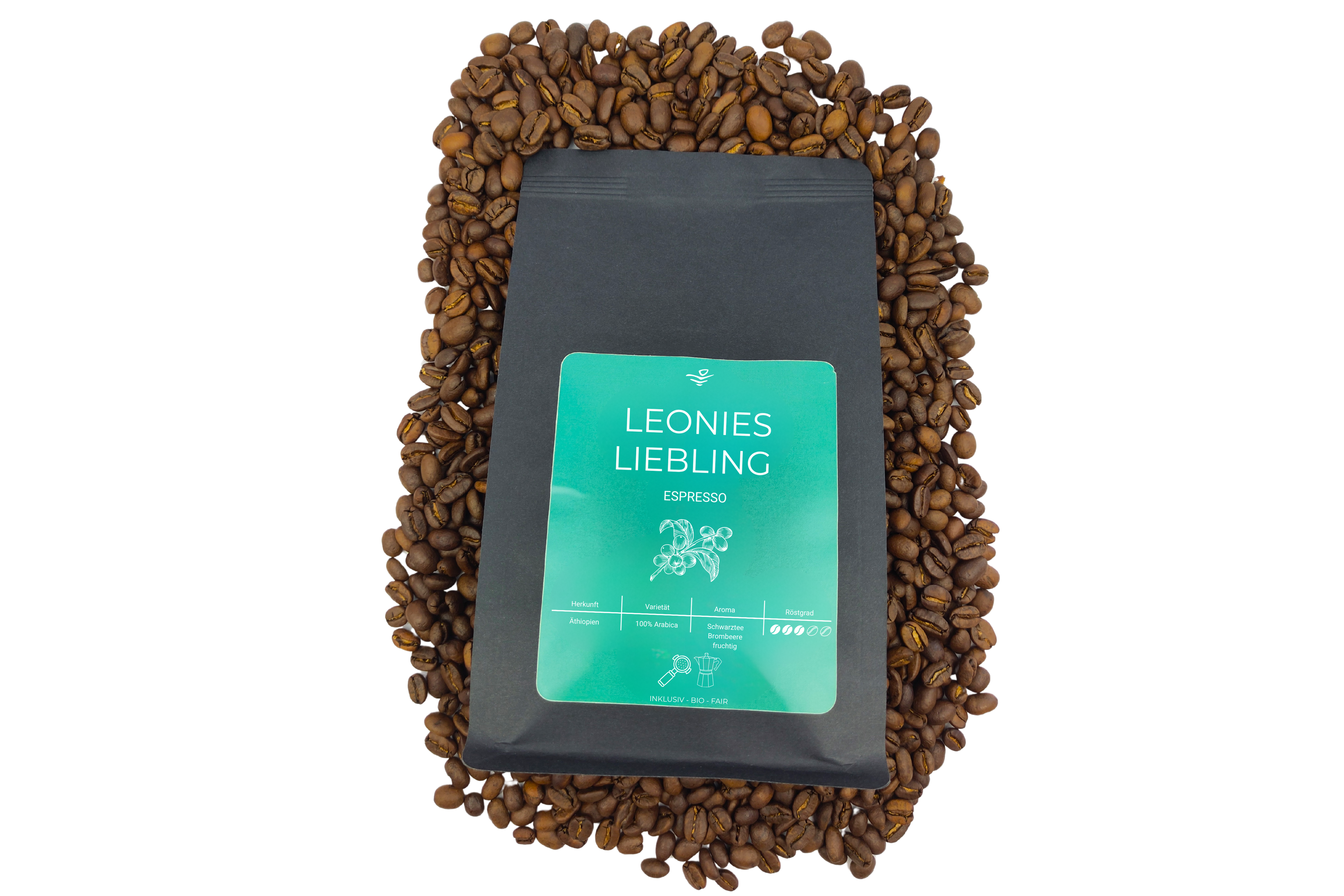 Man sieht eine Packung "Leonies Liebling" - Kaffee, welche auf Kaffeebohnen liegt.