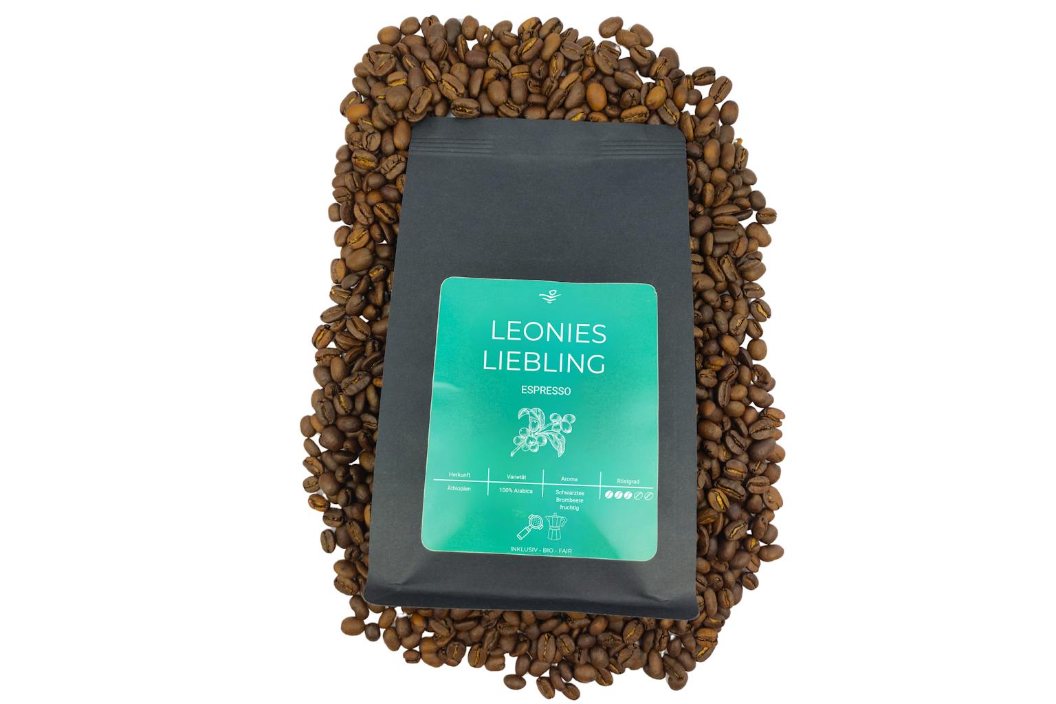 Man sieht eine Packung "Leonies Liebling" - Kaffee, welche auf Kaffeebohnen liegt.