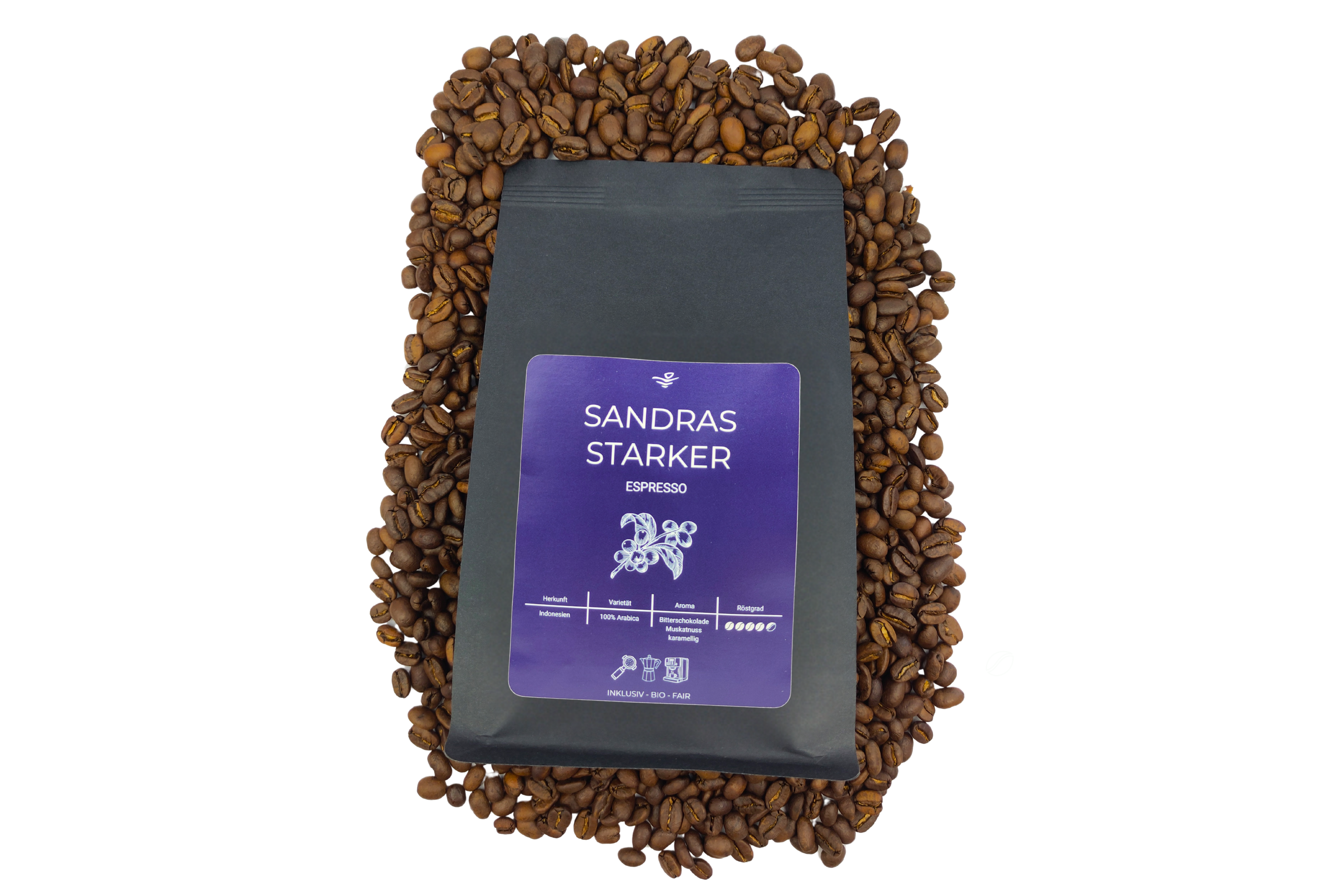 Man sieht eine Packung "Sandras Starker" - Kaffee, welche auf Kaffeebohnen liegt.
