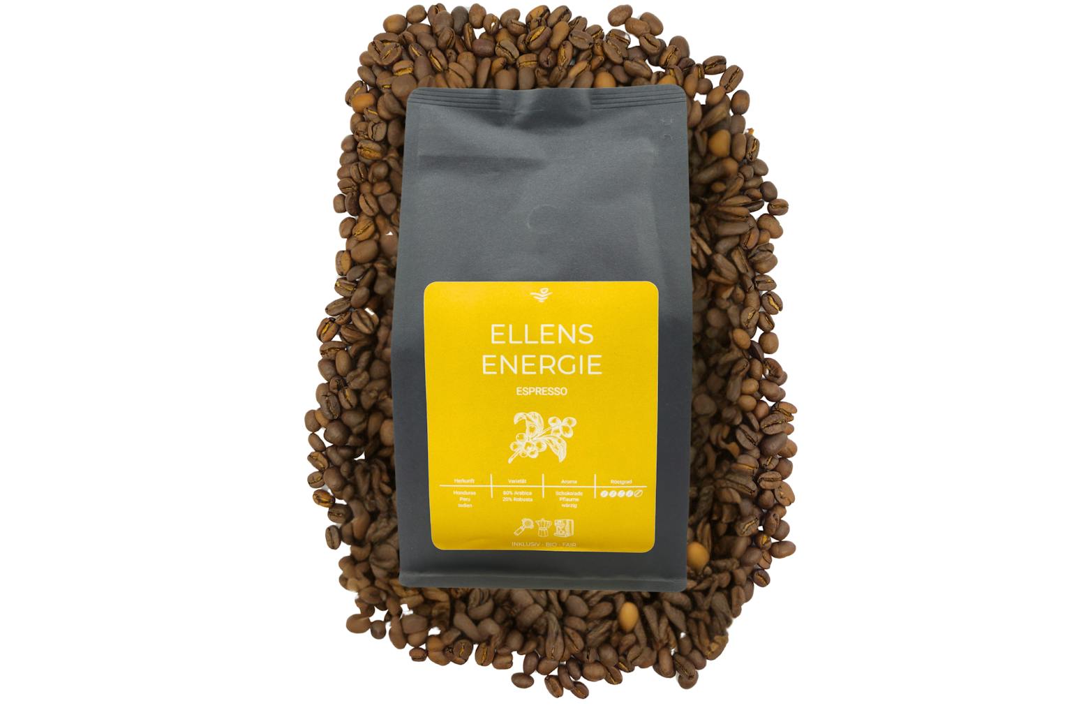 Man sieht eine Packung "Ellens Energie" - Kaffee, welche auf Kaffeebohnen liegt.