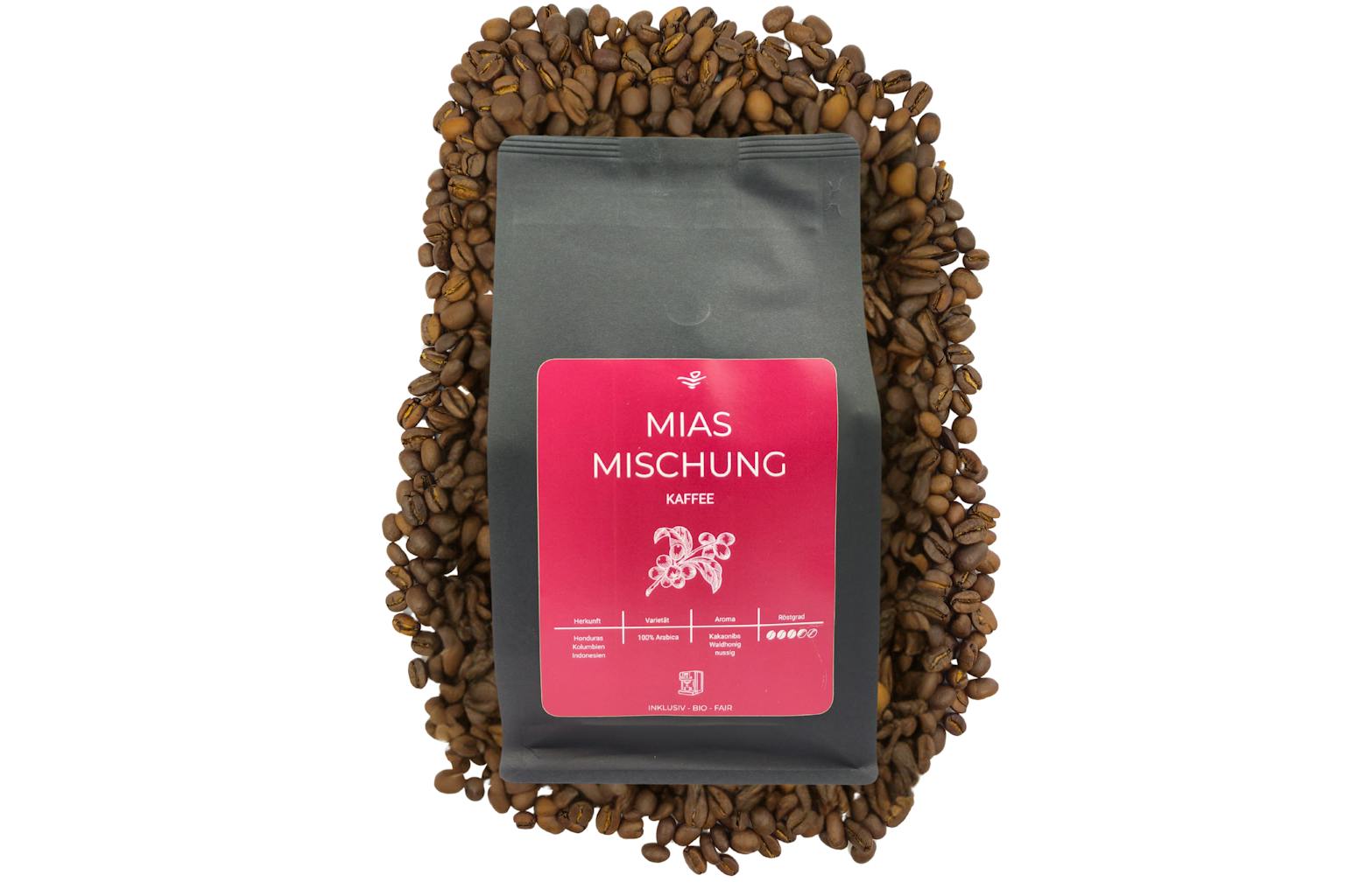 Man sieht eine Packung "Mias Mischung" - Kaffee, welche auf Kaffeebohnen liegt.
