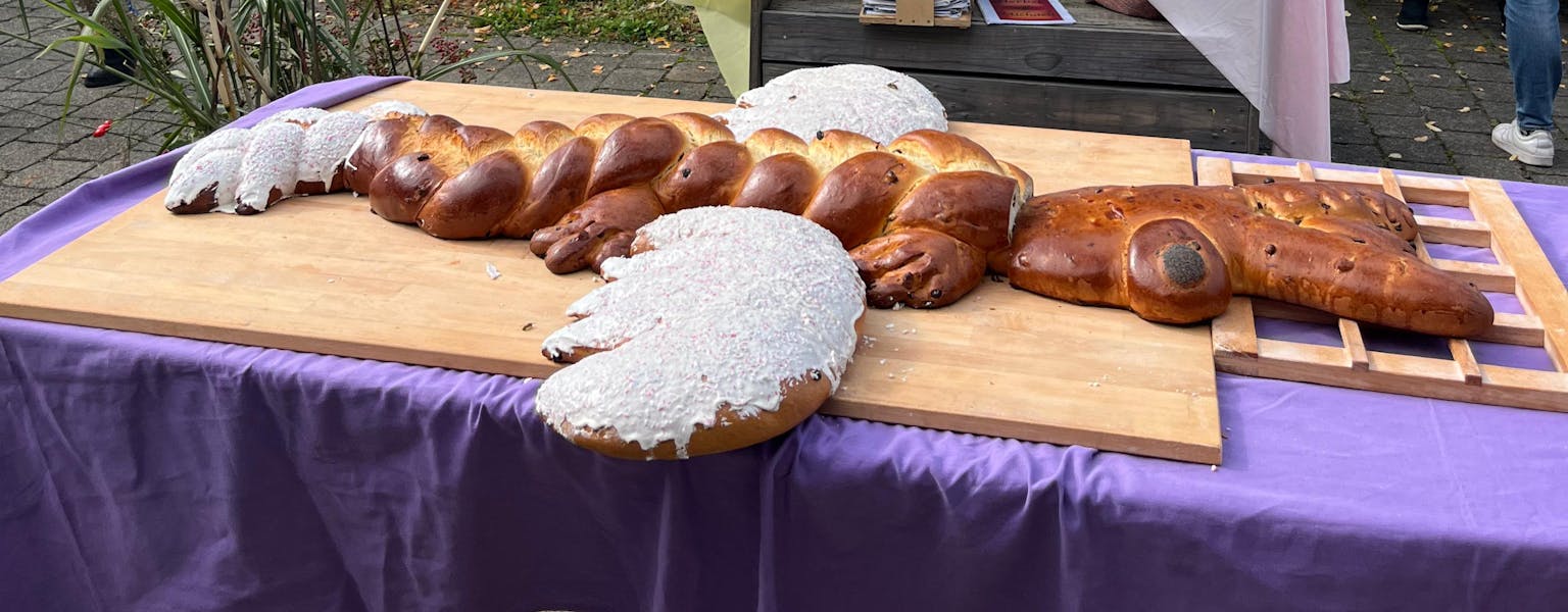 Man sieht einen selbst gebackenen großen Hefekuchen-Drachen