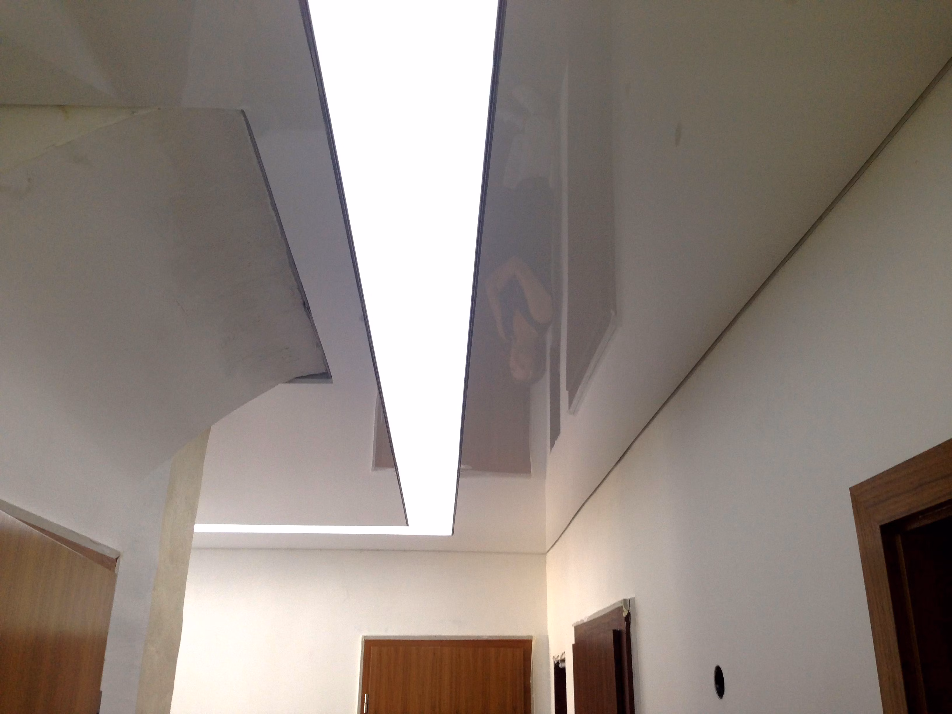 Lichtdecke zieht sich durch einen Flur entlang - - Licht - Spanndecken Markowski GmbH