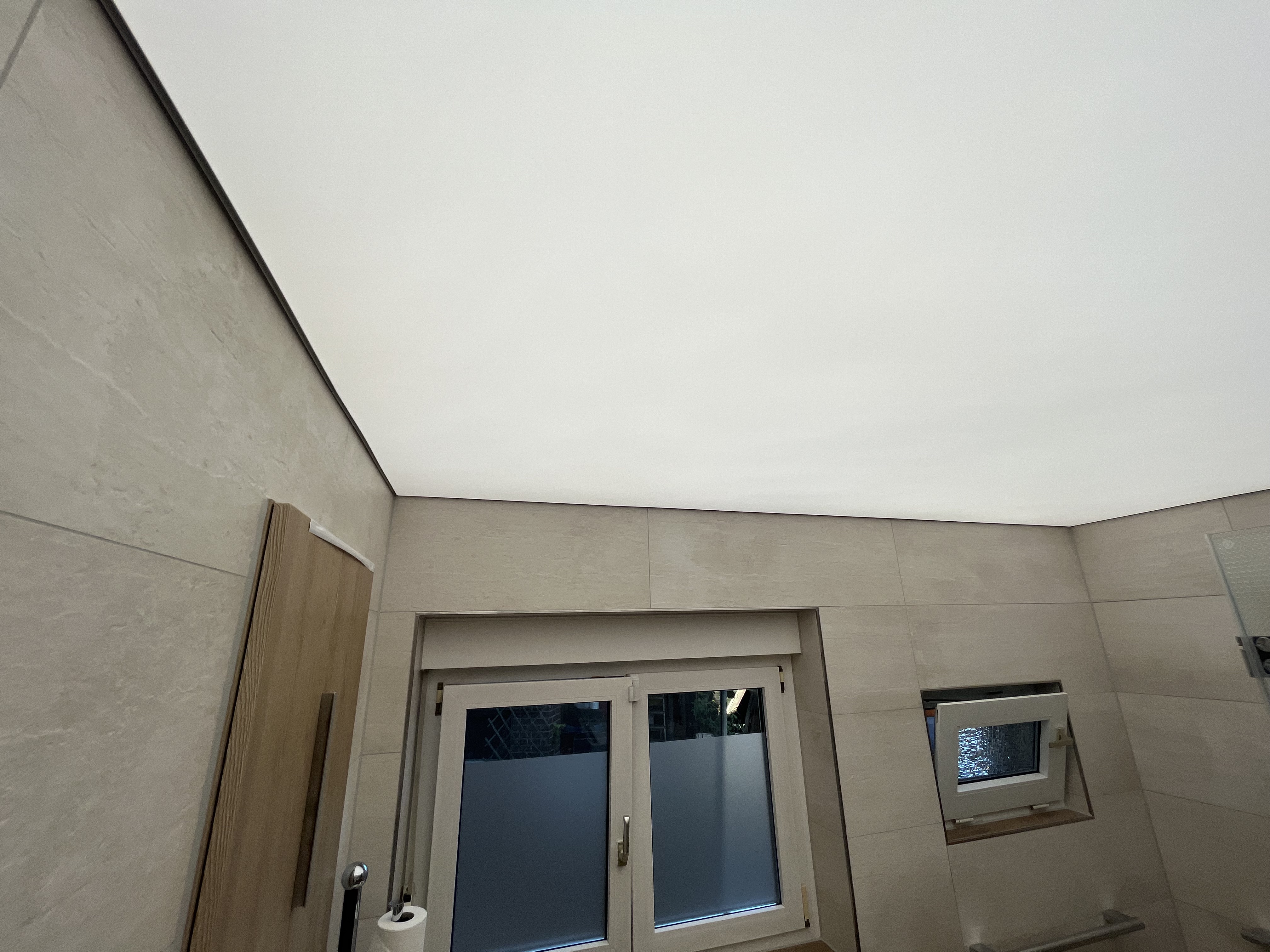 Lichtdecke in Badezimmer