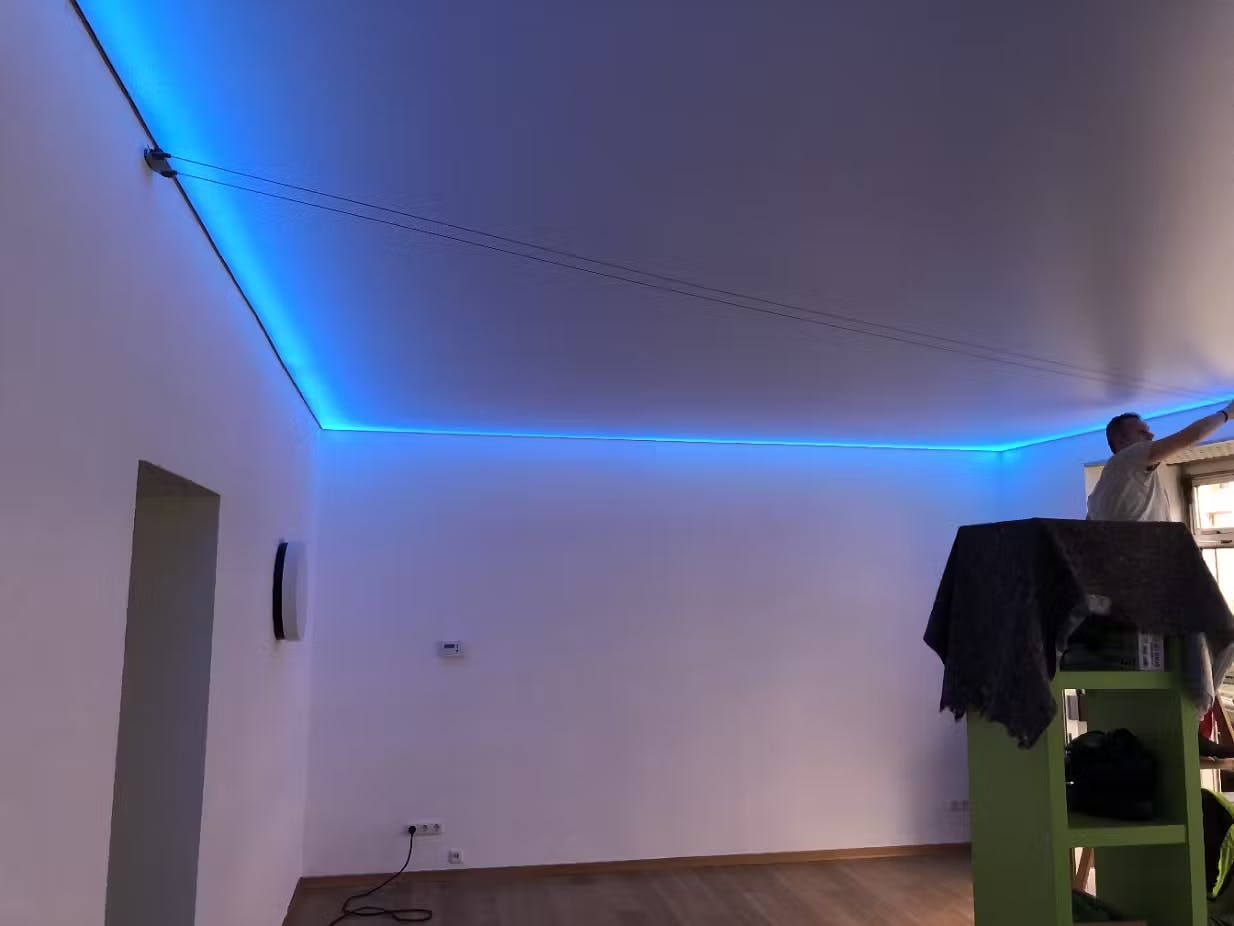 Blaue LED-Streifen - indirekte Beleuchtung - Spanndecken Markowski GmbH