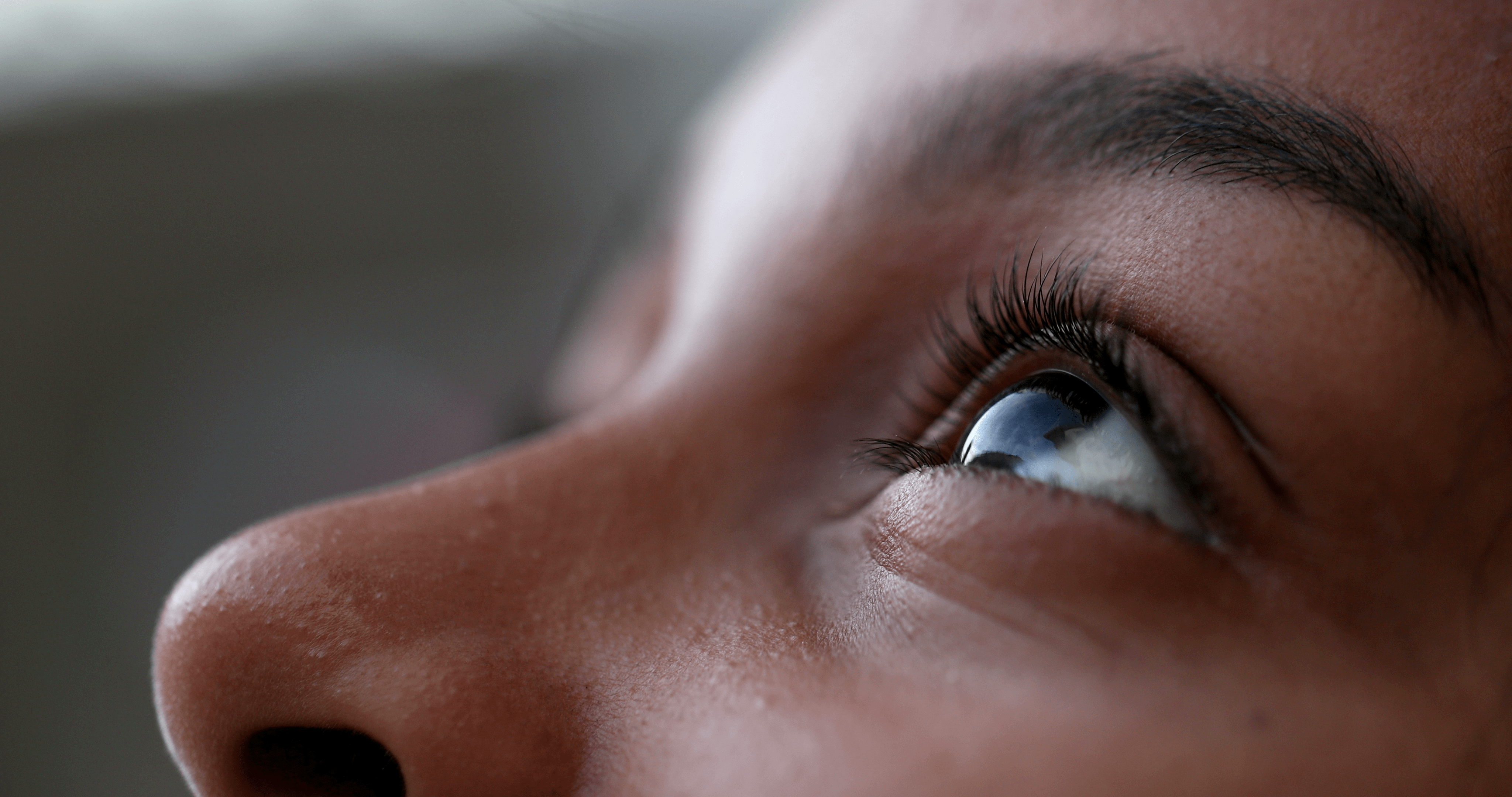 Frau guckt nach oben - Spanndecke von Spanndecken Markowski in Düsseldorf