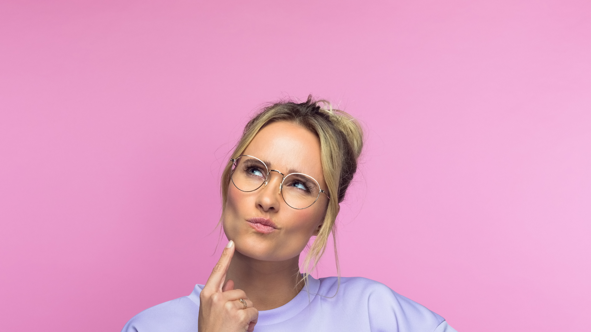 Spanndecken Kosten - Frau schaut nach oben