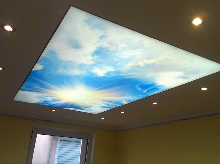 Motiv-Spanndecke mit indirekter Beleuchtung und Einbaustrahlern - Spanndecken Markowski GmbH