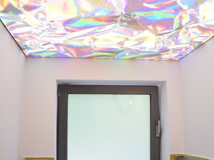 Blaue LED-Streifen in einem Wohnzimmer - indirekte Beleuchtung - Spanndecken Markowski GmbH