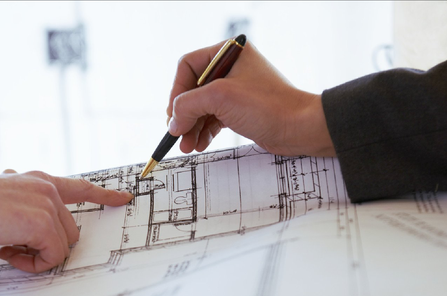 Mann zeigt Kunden einen Bauplan - Gutachten - Spanndecken Markowski GmbH