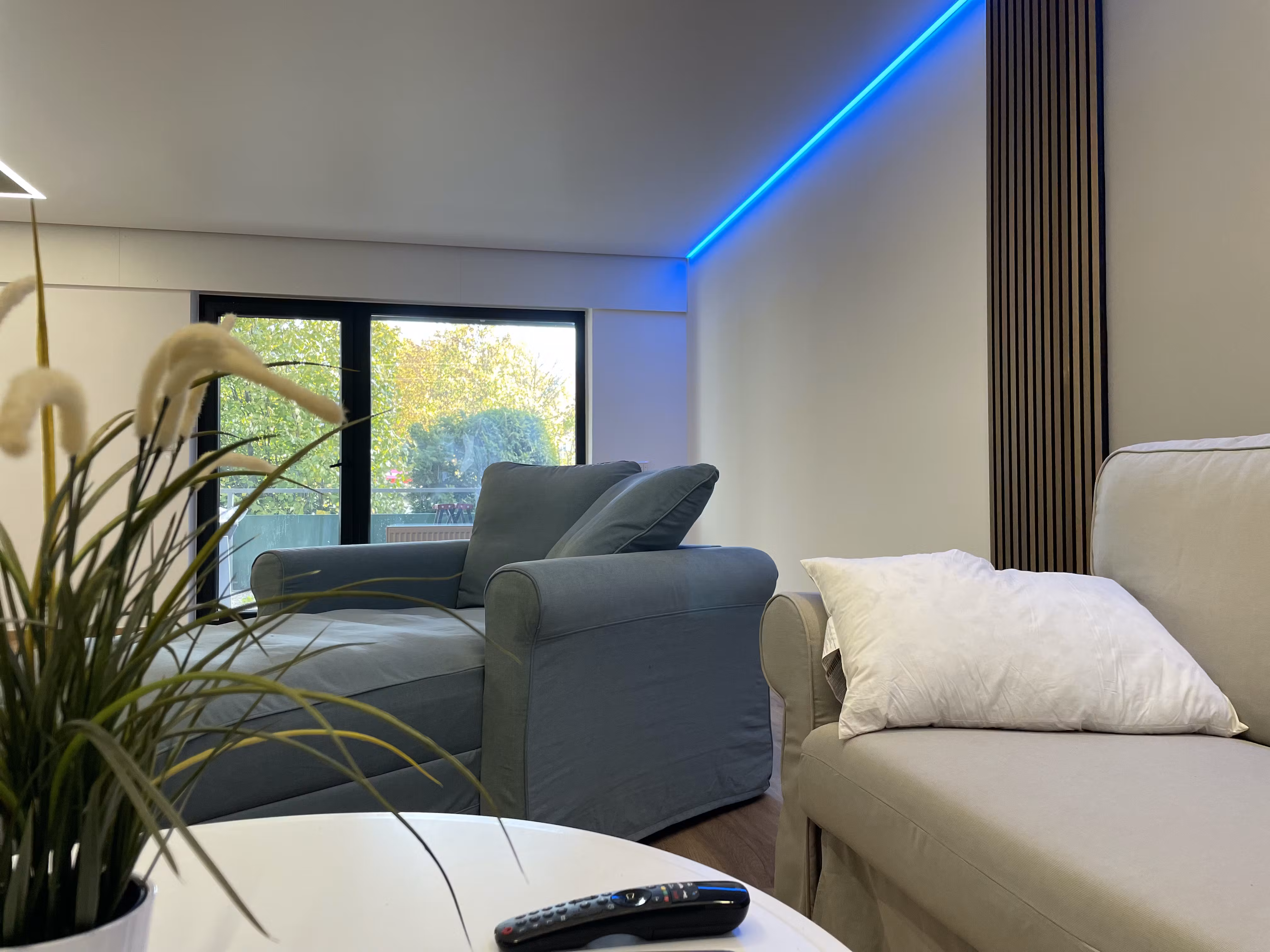 LED-Streifen an einer schwarzen Lackspanndecke - indirekte Beleuchtung - Spanndecken Markowski GmbH