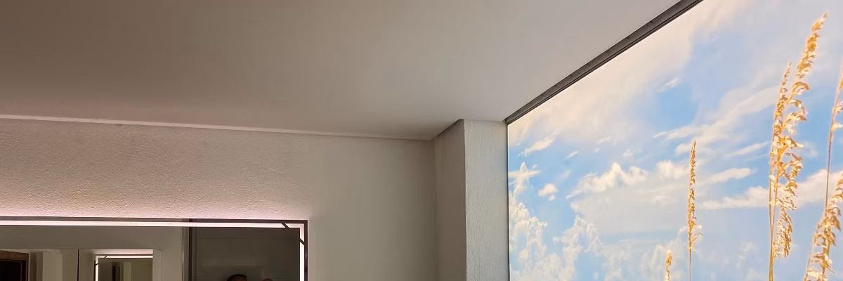 Indirekte Beleuchtung in einem Badezimmer mit Motiv-Spanndecke - Spanndecken Markowski GmbH