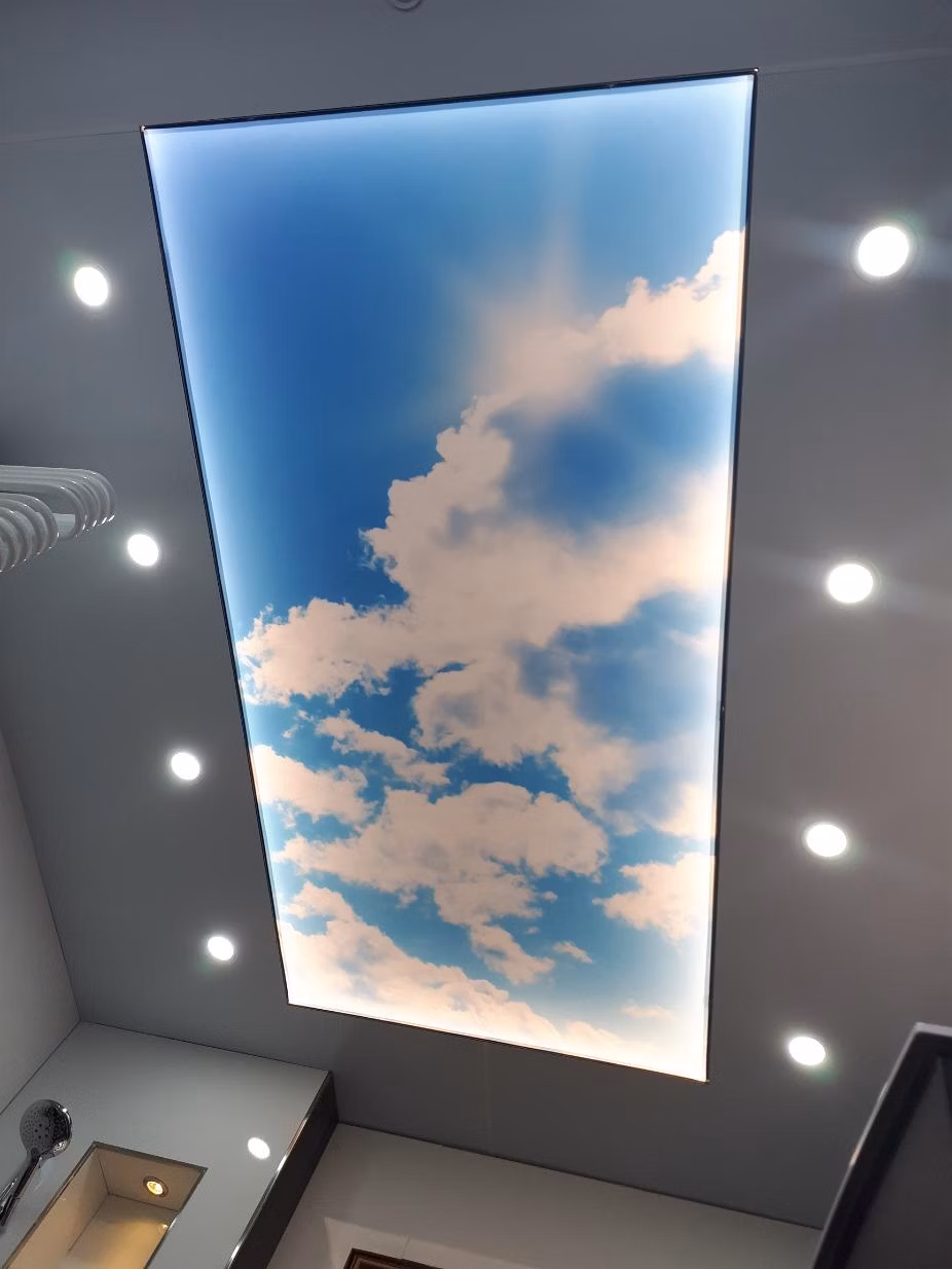 LED-Einbaustrahler umrunden eine bedruckten Spanndecke