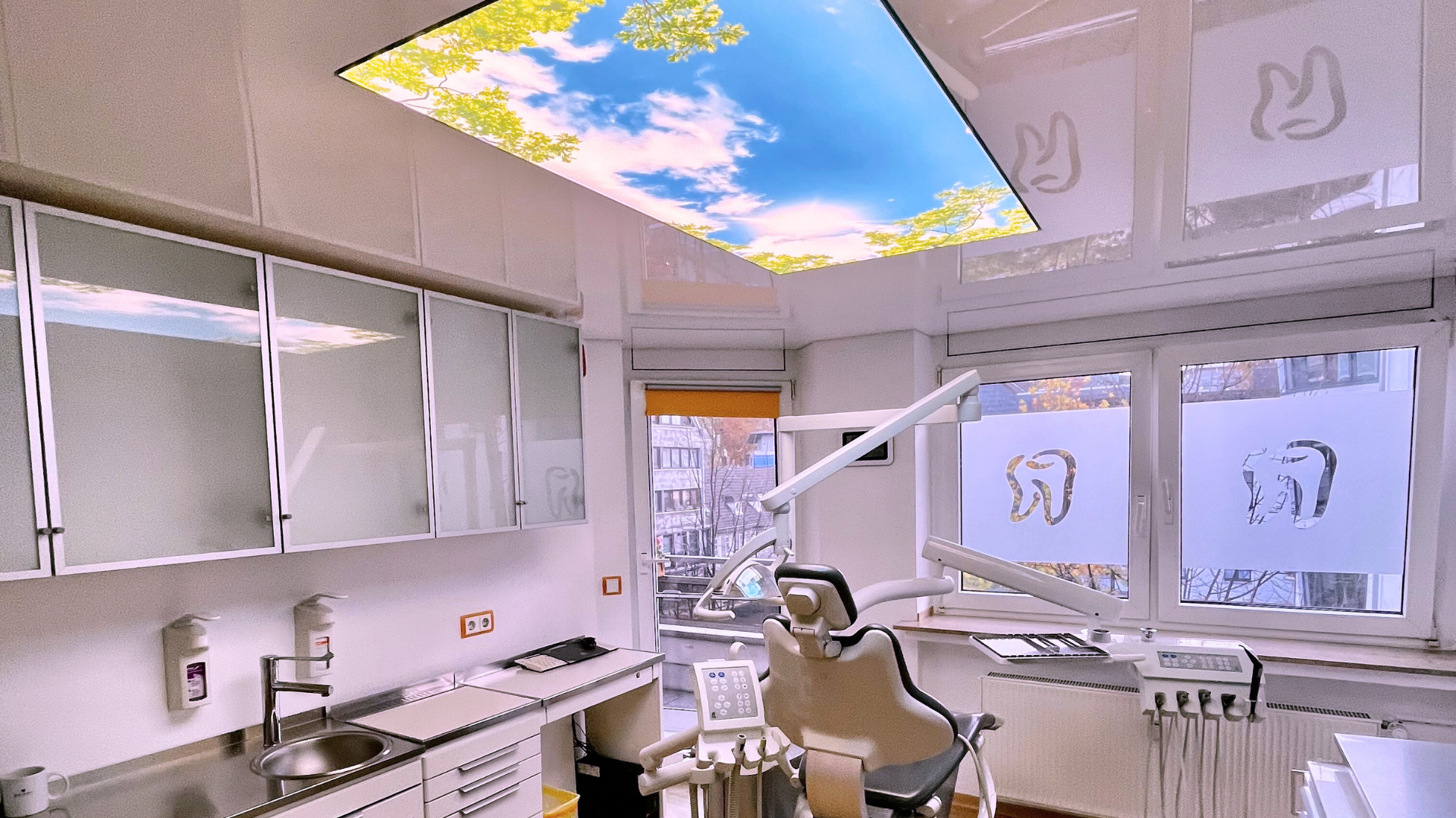 Lichtdecke in der Arztpraxis