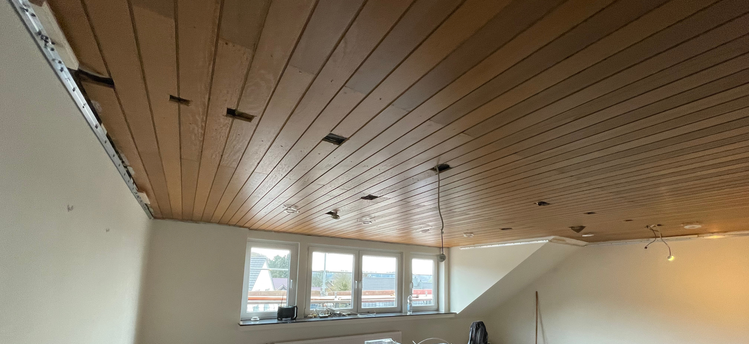 Eine Holzdecke während der Montage - Holzdecke - Spanndecken Markowski GmbH