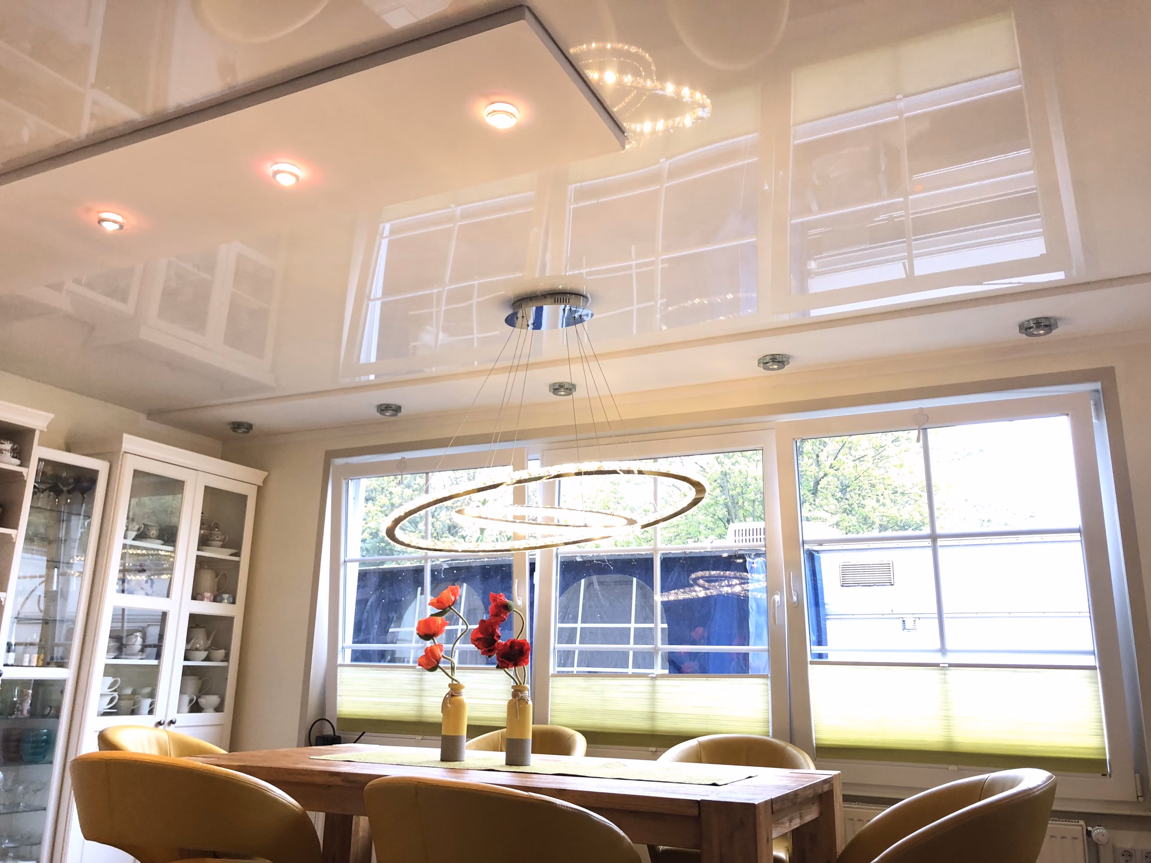 Lackspanndecke mit LED-Einbaustrahlern