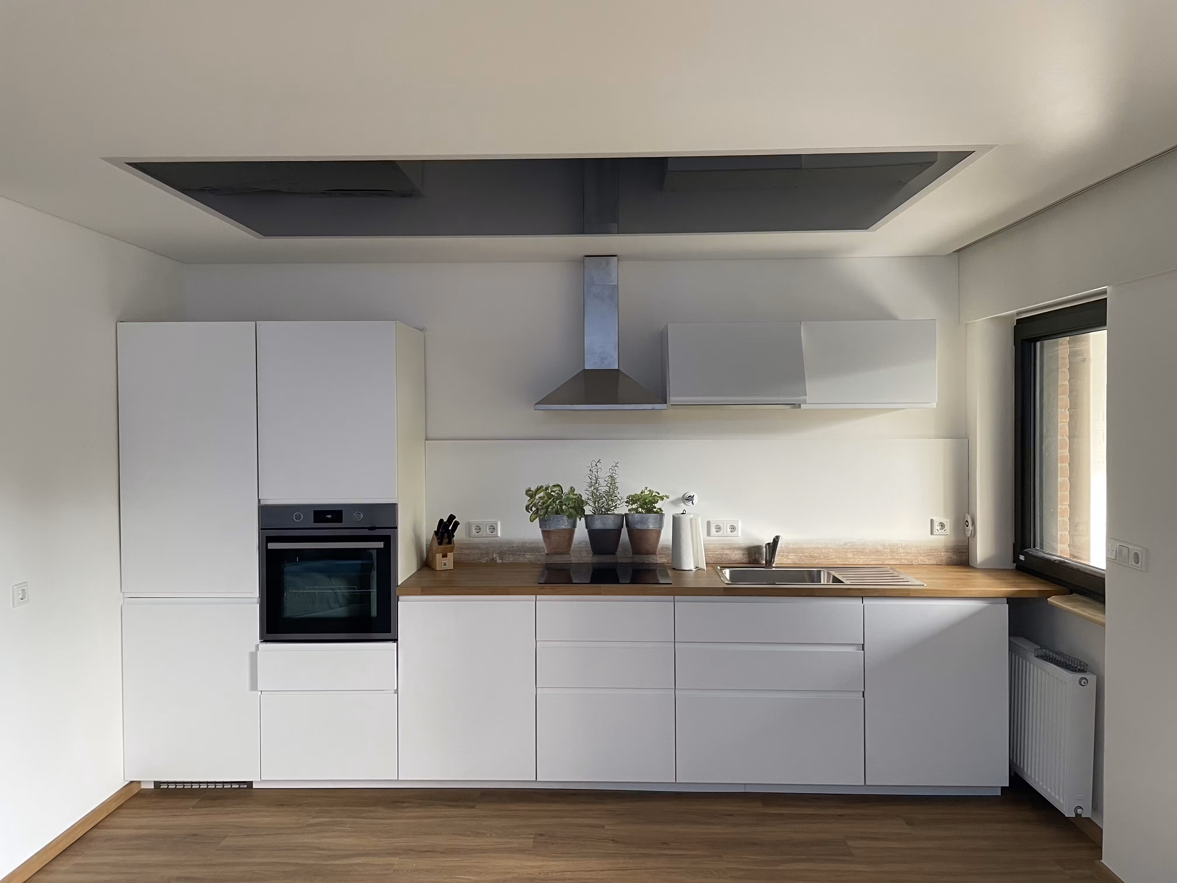 schwarze Spanndecke in einer weißen Küche - Küchendecke - Spanndecken Markowski GmbH