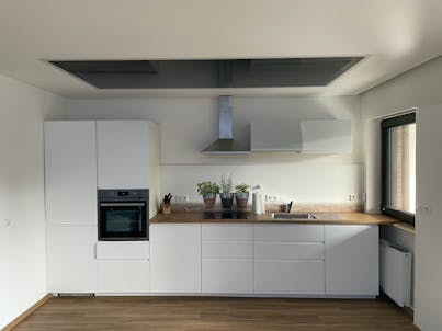 schwarze Spanndecke in einer weißen Küche - Küchendecke - Spanndecken Markowski GmbH